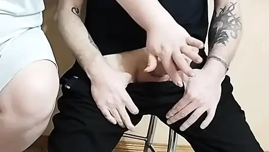 Сучка дрочит мой хуй и смотрит на сперму