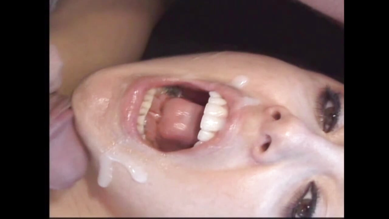 とても魅力的なブルネットの女性は、大きなペニスにしか犯されず、