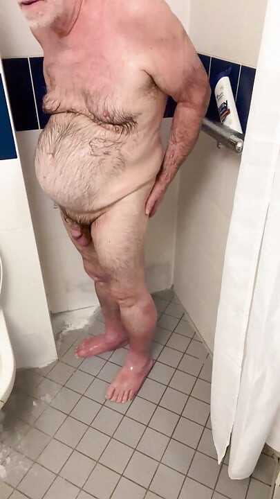 Shower Time for Coach Karl 6765