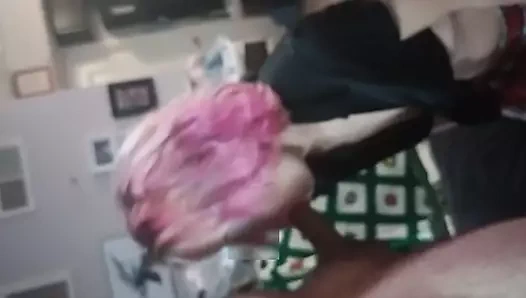 Zierliches weißes schulmädchen mit zahnspange und rosa haaren, die einen minirock tragen, wird gefickt und bekommt eine gesichtsbesamung, während sie lächelt