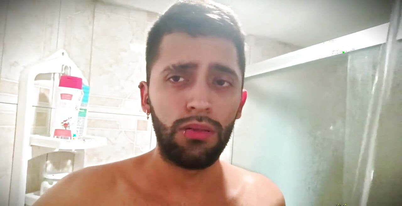Eller su mastürbasyonu yok. Su akışının beni boşaltana kadar büyük sünnetsiz latin yarağıma düşmesine izin veriyorum.