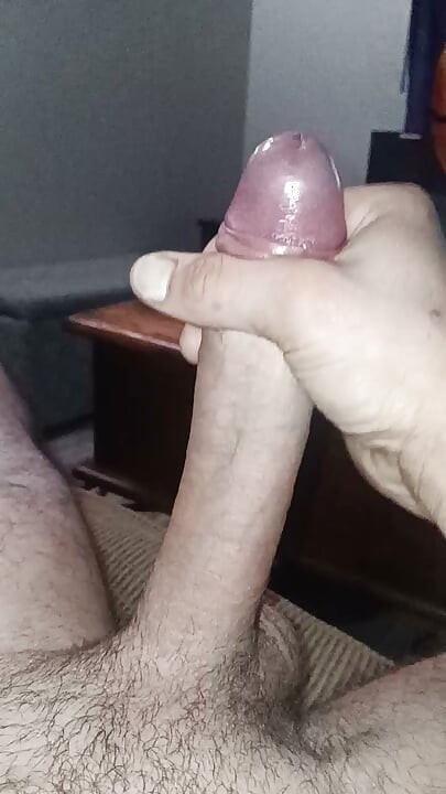포피가 덮인 느린 모션 자지에서 프리컴이 흘러나오는 장면