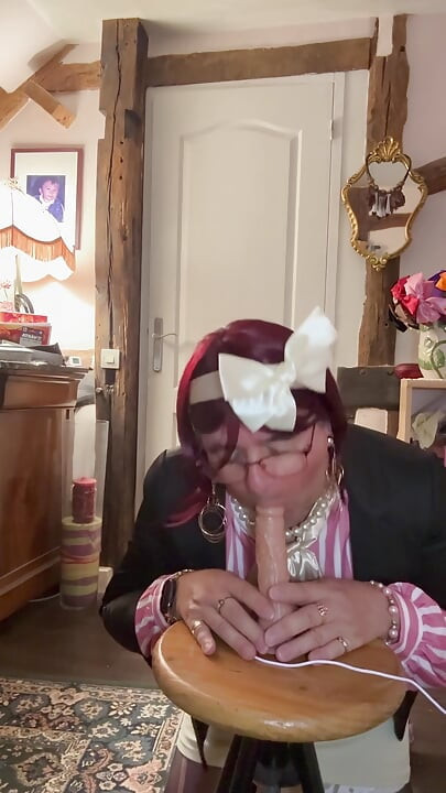 Într-o ținută cu o fustă mică scurtă și o bluză nouă pentru a suge un vibrator la o petrecere