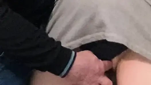 Memek berbulu di-fingering di kereta bawah tanah yang ramai