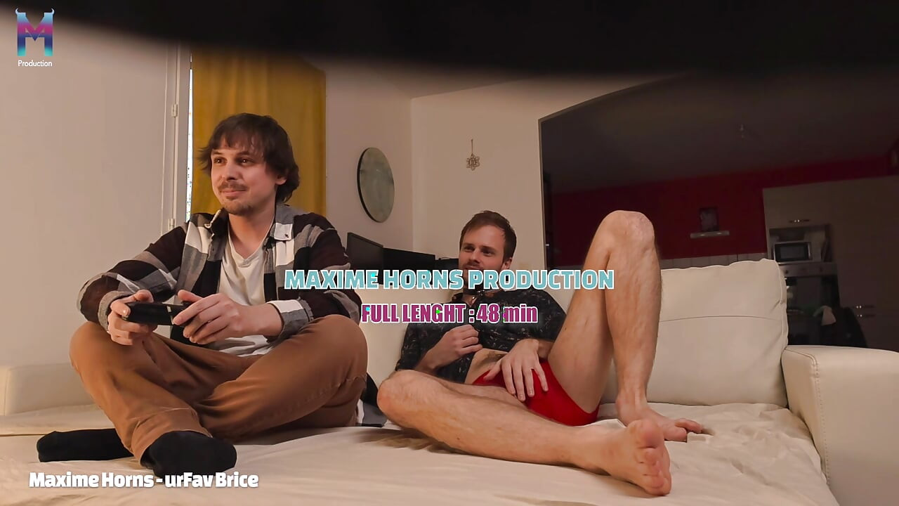 彼はビデオゲームをしに来て、結局私とセックスし、私の精液を飲みました