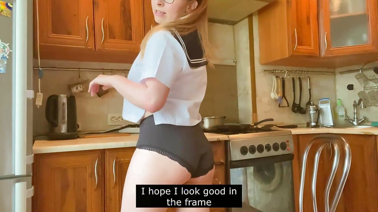 Japon üniversite üniformalı kostümlü kız mastürbasyon yapıyor ve mutfakta boşalıyor