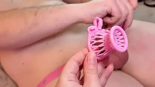 Игривое целомудрие соблазняет анальным обучением, затем не даю дойти до оргазма его хую и запереть его в более жесткой негативной клетке.