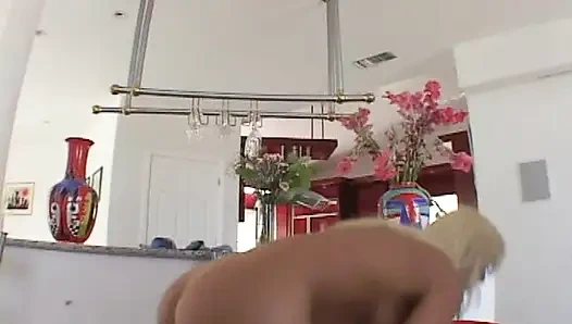 Lana nimmt einen großen schwarzen monsterschwanz in ihre weiche muschi!