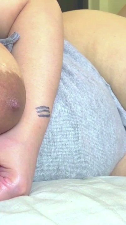 Madrastra cachonda se la cogen por atrás con sus tetas grandes balanceándose y sus tetotas rebotando. | Clip 3