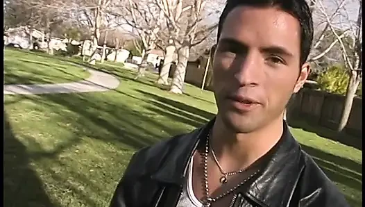 Lustvolle latina bekommt ihren runden arsch doggystyle geritten
