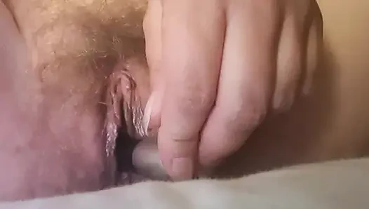 Aku lagi asik masturbasi memek berbuluku sendirian di rumah