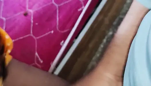 Bahan aapne bhai ka land hilai aaur aapne chut me pahli bar bhai ka land dal di - erkek ve üvey kız kardeş seks.