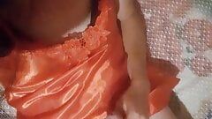 Rochelle joue avec sa bite dans une robe de nuit rouge sexy