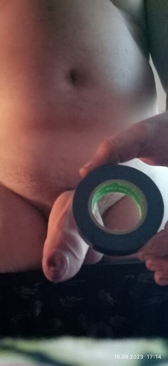 Eletro gozada. Usando camisinha e gozando muito esperma. Brinquedo eletro-sexo fofo