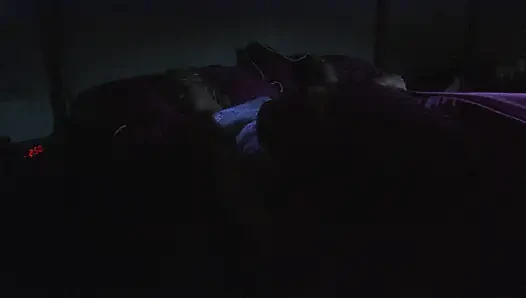 Pria terangsang memberi istrinya seks kasar erotis di ruang tamu mereka