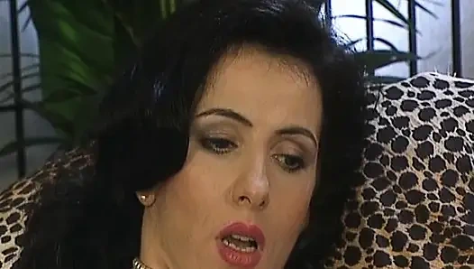 Cewek Jerman sempurna berbagi mani muncrat di muka setelah threeway anal