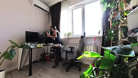 Daireyi Temizlemesi Için Bir Hizmetçi Tuttum... Ama Sonunda Onu Siktirdi