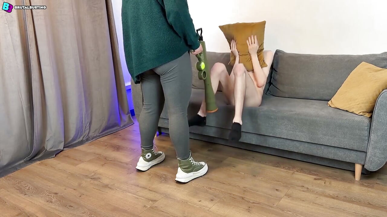 Wir machen ein Loch in seine Eier! Ein deformiertes Stück Fleisch? - Dave Moon - Mia - Bbusting (ballbusting)
