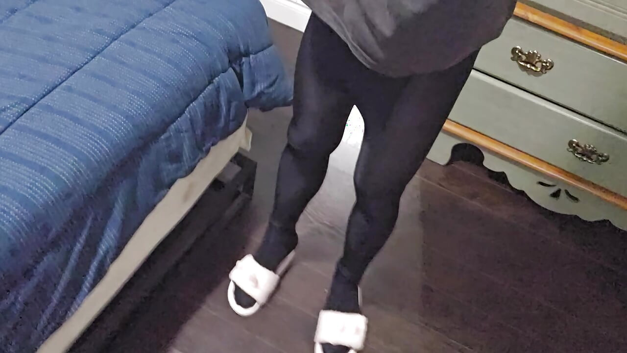 SkinnyFemboyOso zieht sich in höschen und röcken an 😜