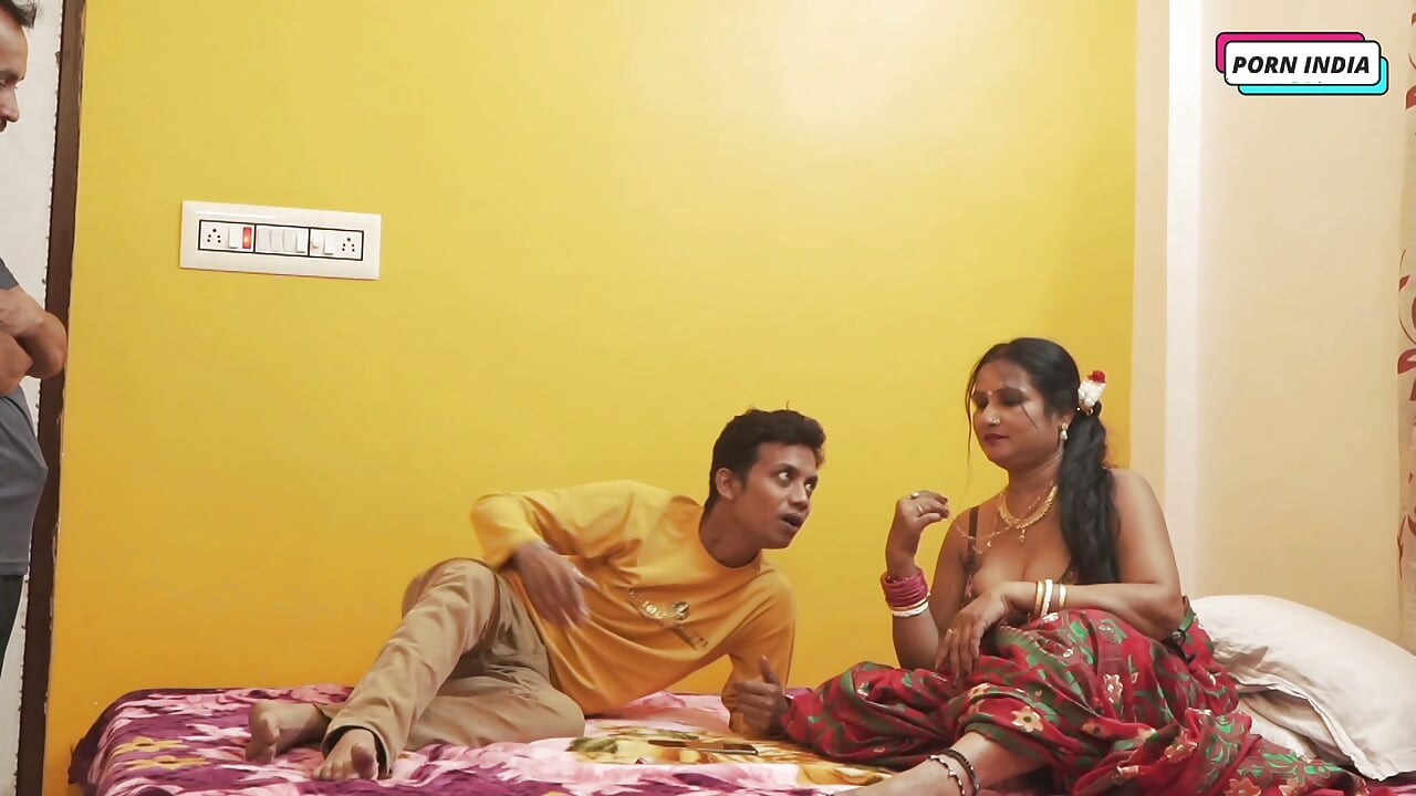 उत्तेजित देसी आंटी जोरदार चुदाई करना चाहती है