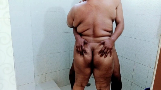 Morjenabb_I fickte meine frau, die beim duschen im stehen stand. desi heiße sex xxx videos