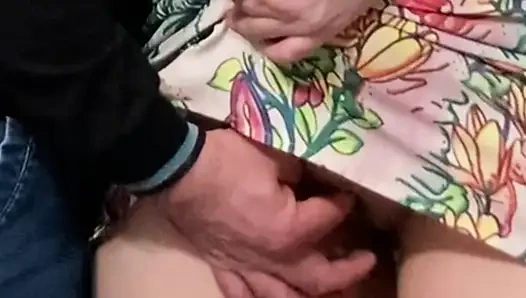 Девушке трахает ее киску пальцами незнакомец