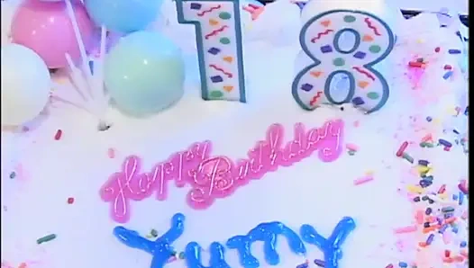 Азиатская тинка пробует дилдо, но предпочитает настоящий член