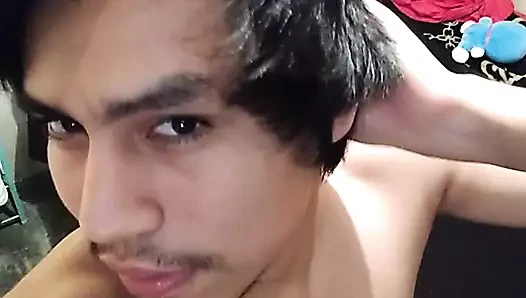 Bu seksi adam tamamen soyunuyor