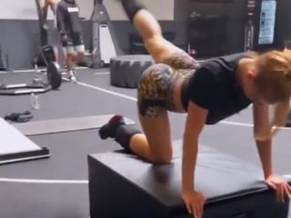 Danielle moinet锻炼身体，炫耀她令人难以置信的屁股