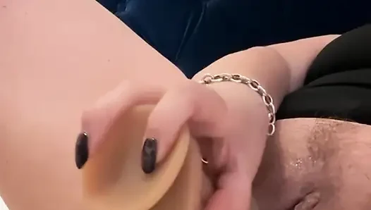 Orta yaşlı seksi kadın dildoyla oynuyor .. sulu sesler için ses