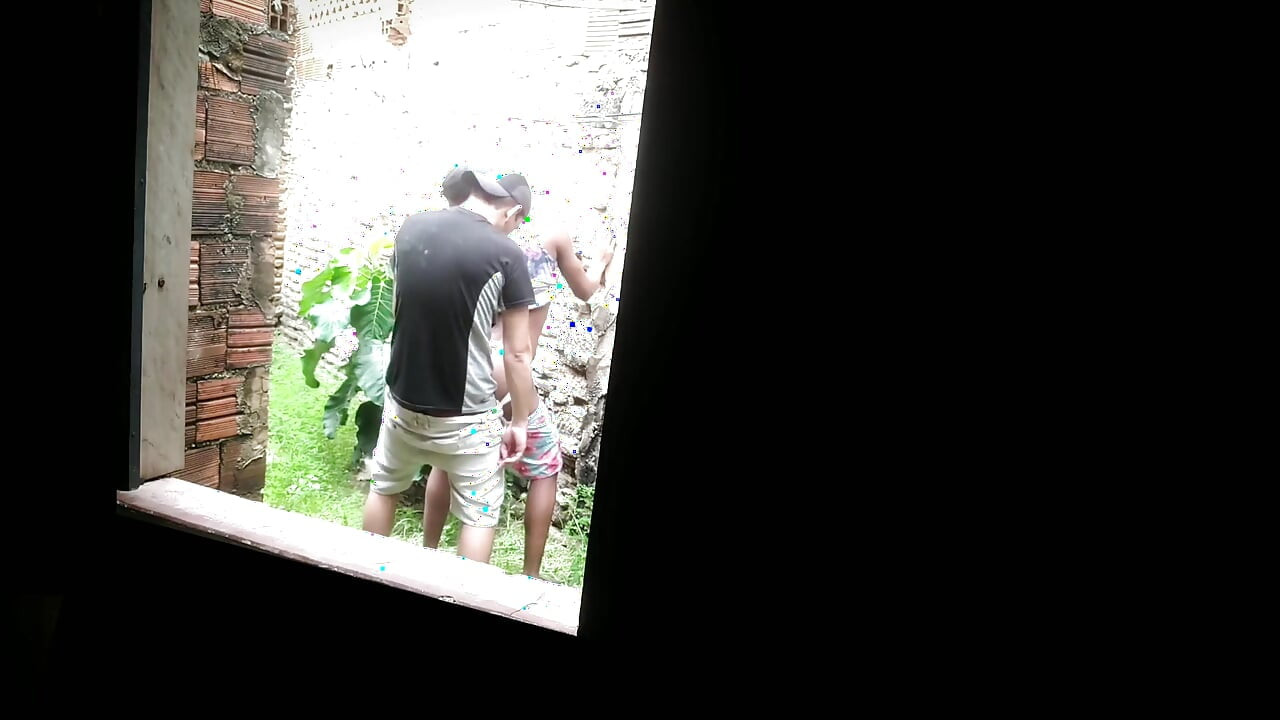 배달원이 콘돔 없이 성관계를 가졌던 버려진 부지에 올라갔다 - 2부