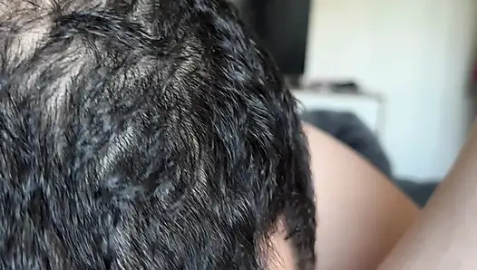 Kız arkadaşını dışarıda yalıyor