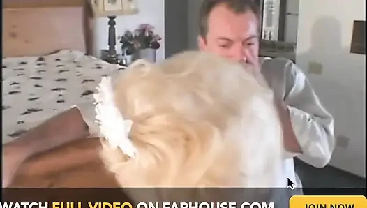 Vahşi sarışın ateşli vücudunun içine sağlam bir yarak alıyor