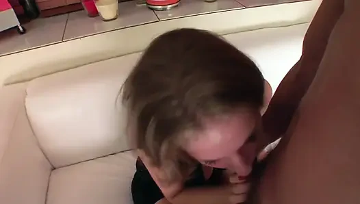 Blondine mit riesigen titten reibt feuchte muschi an dickem schwanz