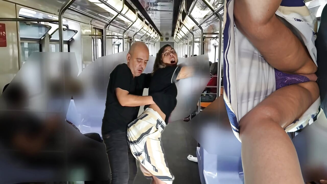 Pociera się podczas jazdy metrem pod spódnicą.