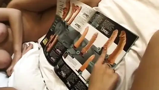 Lesbisches mädchen mit perfekten natürlichen titten hat spaß mit ihrer freundin