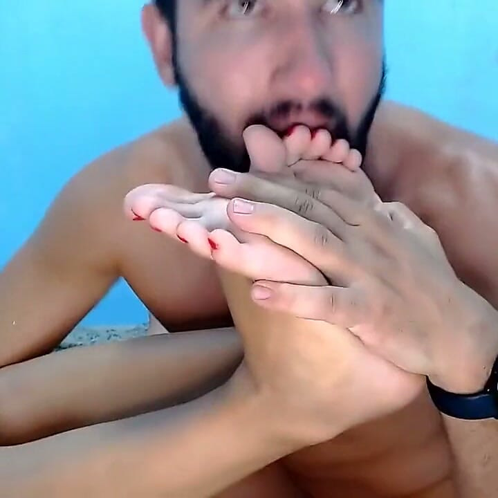 Se deleita con mis pies