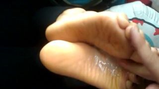 Сперма на подошвах, дрочки ногами в любительском видео (11)