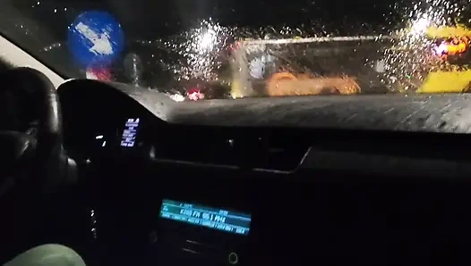 Fast erwischt! Er wichst im Verkehr vor mir, ich liebe es zu beobachten. Großer cumshot!  Teil 2