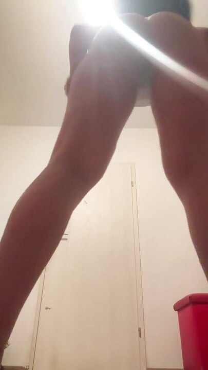 Αποπλάνηση σιλουέτας - σκιές στις καμπύλες μου με λευκά εσώρουχα