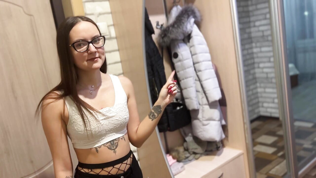 Ein schönes dünnes mädchen gibt einen schlampigen blowjob und bekommt sperma in ihre muschi