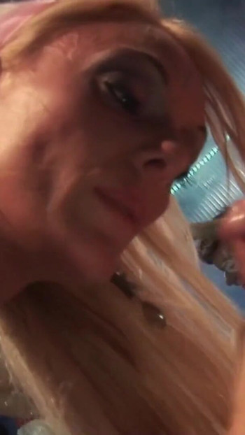 Musíte vidět okamžik z "Tohle není Alenka v říši divů? Tohle je TVRDÝ DRSNÝ GANGBANG"
