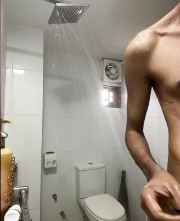 Κάνω ντους και αυνανίζομαι