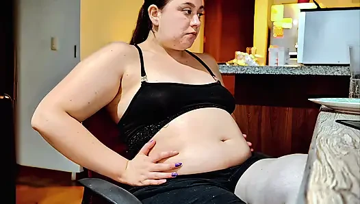 Nicole'ün burger göbek doldurma seansı