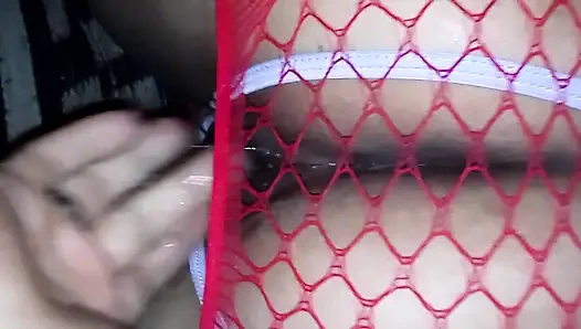 Я пальцами свою подругу в ее красном платье-сеточках