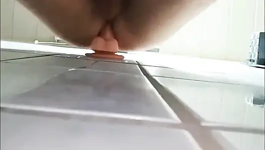Banyoda dildo'yu beceriyorum ve boşalıyorum
