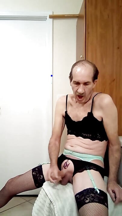 Děda jezdí na svém novém robertku k masivnímu orgasmu