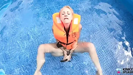 Can yeleği vibe havuzda oynuyor