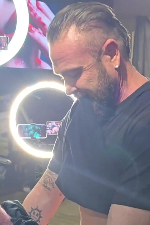 Îi place să-i fută prietenii