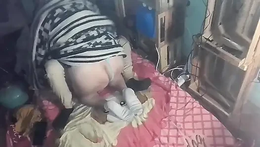 Под одеялом я целую ее и прикасаюсь к ней